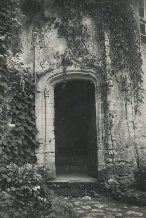 Ancienne abbaye de la Bourdillière : Détail de la porte d’accès à la tourelle d’escalier