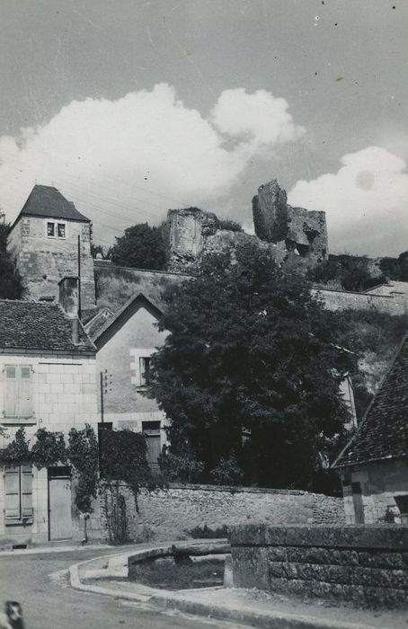 Ruines du donjon d'Etableaux : Vue partielle du donjon dans son environnement