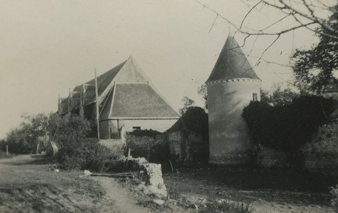 Ruines du château : Communs, vue partielle