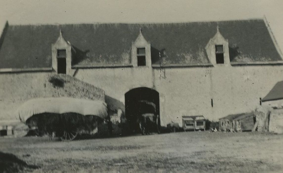 Ruines du château : Communs, façade sud, vue partielle