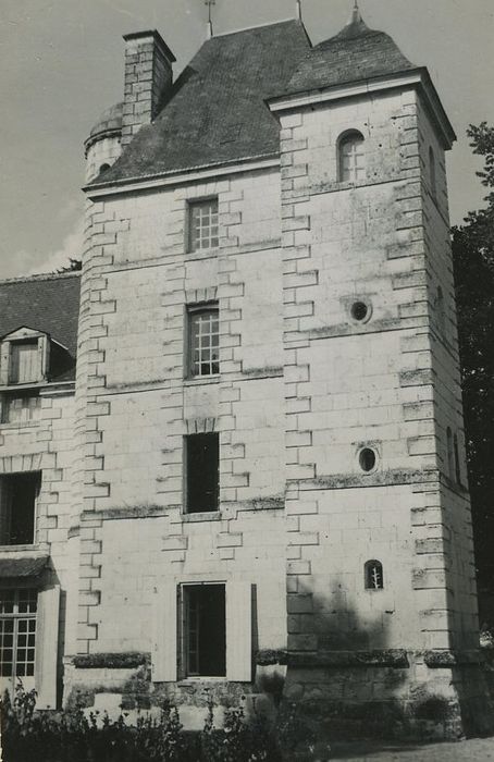 Château de Contebault : Façade sud, vue partielle