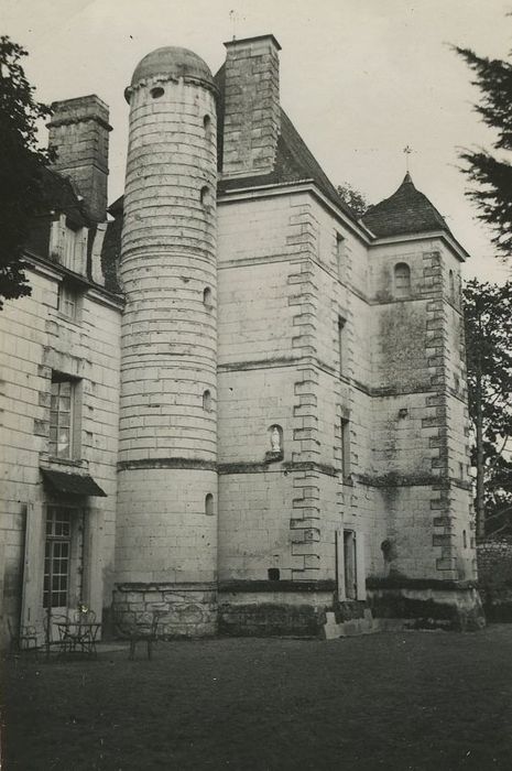 Château de Contebault : Façade sud, vue partielle