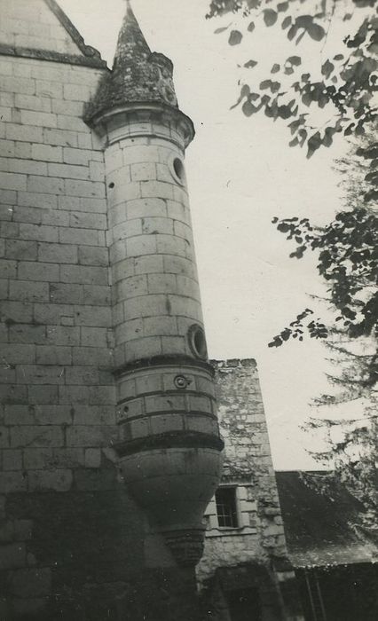 Château de Contebault : Tourelle nord-est, vue générale