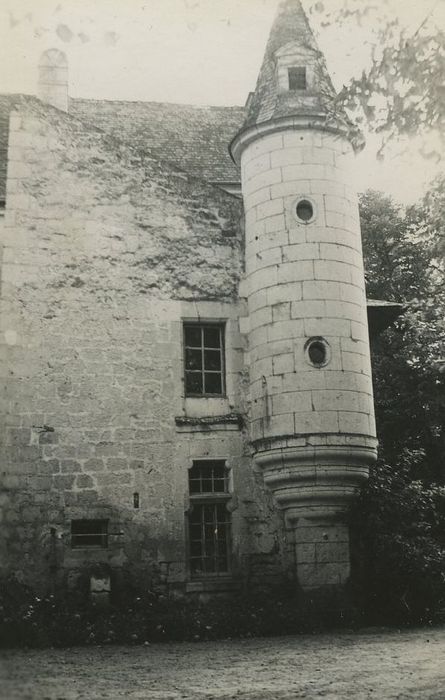 Château de Contebault : Tourelle nord-ouest, vue générale