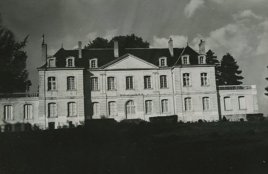 Châteaux d'Uzage et de Bonaventure : Façade sud, vue générale