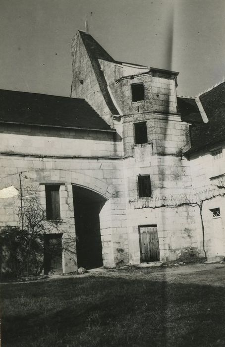 Manoir de La Bruère : Cour intérieure, vue partielle des bâtiments