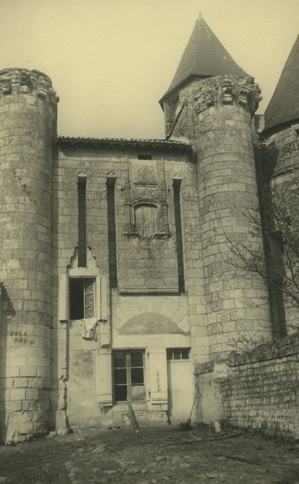 Château du Chillou : Porte fortifiée, élévation sud, vue générale