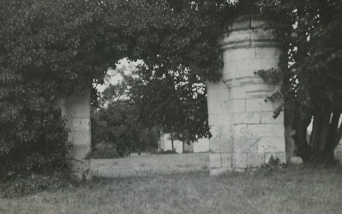 Château de la Crouzillière : Portail d’accès, vue partielle