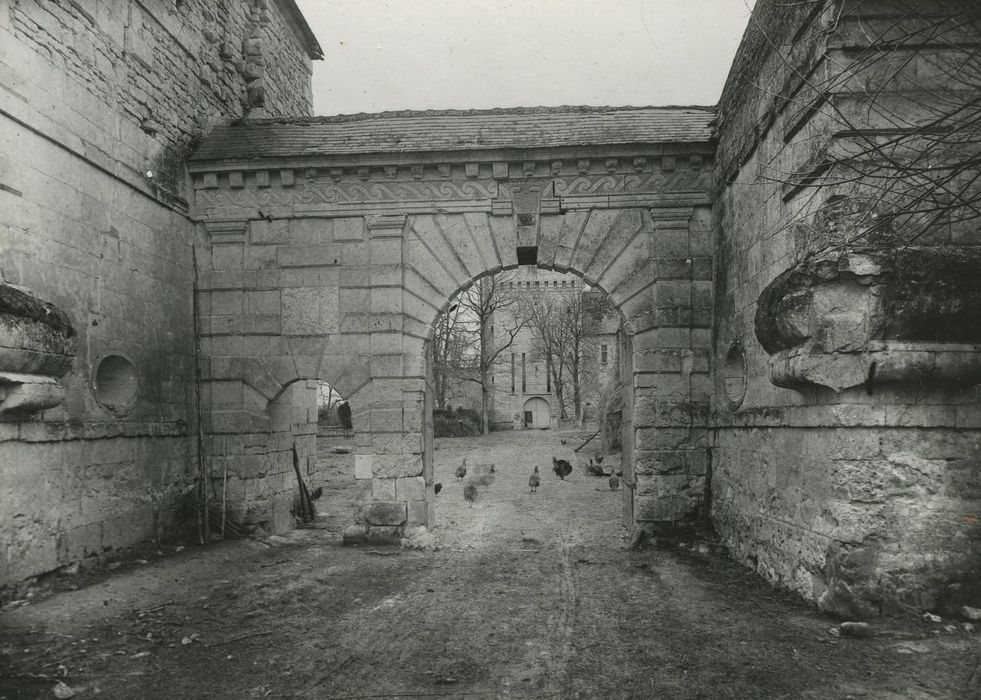 Château du Rivau : Portail d’accès à la basse-cour, vue générale