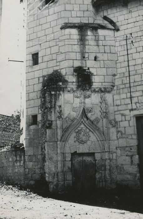 Prieuré des Roches-Saint-Paul : Bâtiment ouest, tour sud-est, détail de la porte d’accès