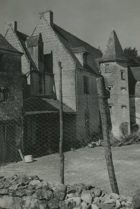 Château de Sassay : Cour intérieure, aile nord, façade sud, vue partielle