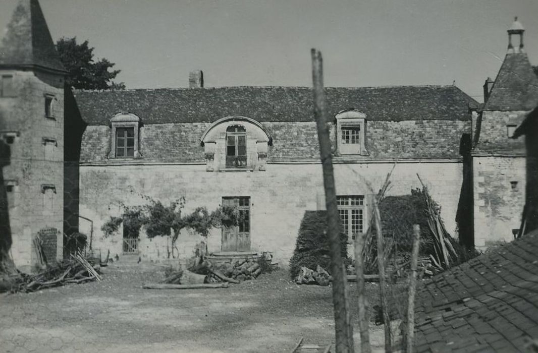 Château de Sassay : Aile sud, façade nord, vue générale