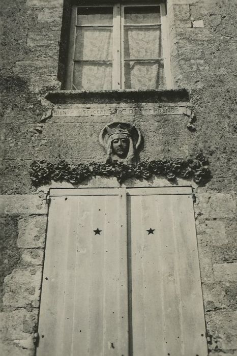 Manoir d'Avisé : Façade est, détail d’un élément décoratif surmontant le linteau d’une baie du rez-de-chaussée