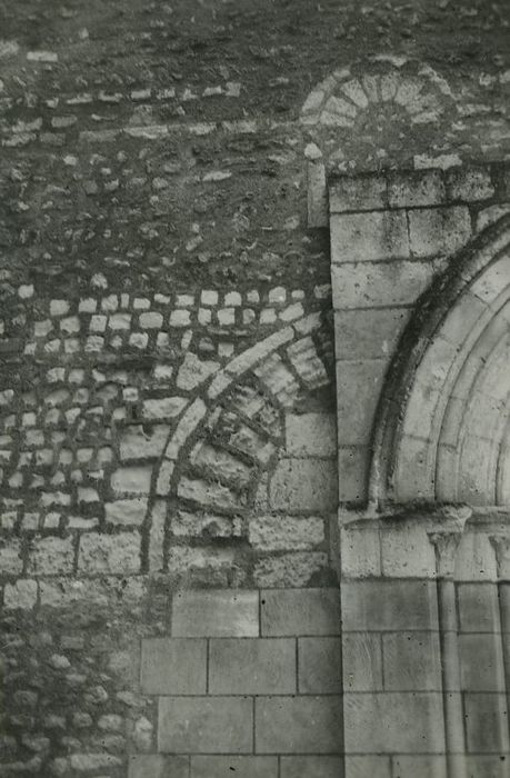 Eglise Saint-Barthélémy et Saint-Laurent : Façade occidentale, détail des maçonneries