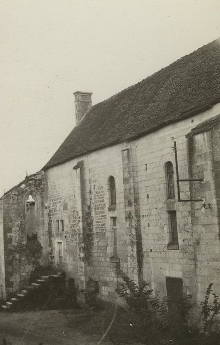 Abbaye cistercienne de Beaugerais : Eglise abbatiale, façade nord, vue partielle