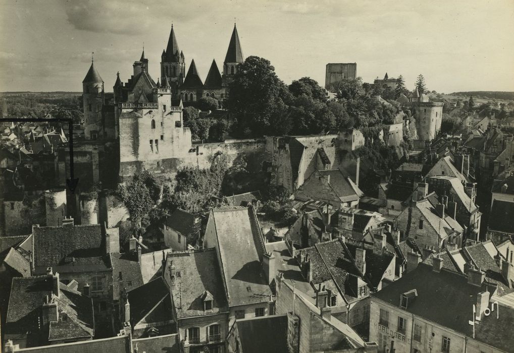 Château et son enceinte : Vue générale du château dans son environnement urbain