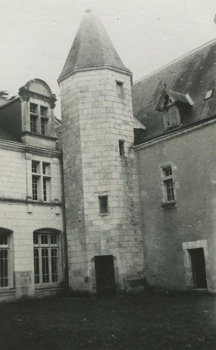 Château de la Bussière : Tour d’escalier, sud-ouest