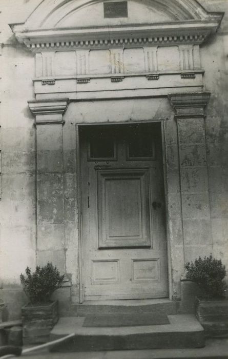 Hôtel de la Gravière : Cour intérieure, porte d’accès au logis