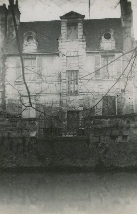 Hôtel de la Gravière : Façade est sur jardin, vue générale