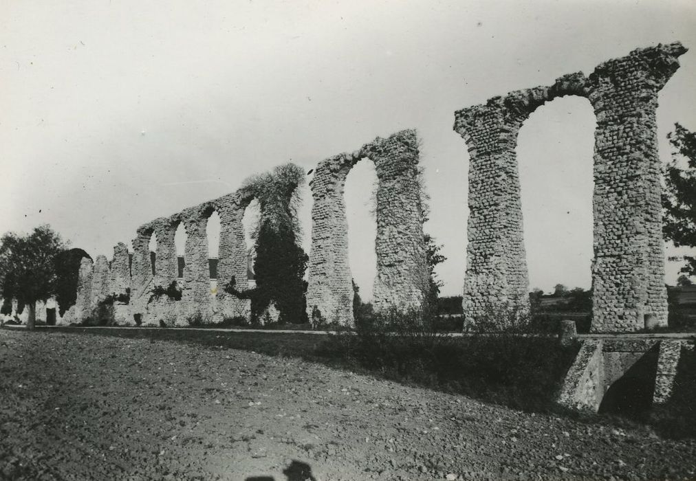 Vestiges de l'aqueduc romain depuis l’Ouest, vue générale