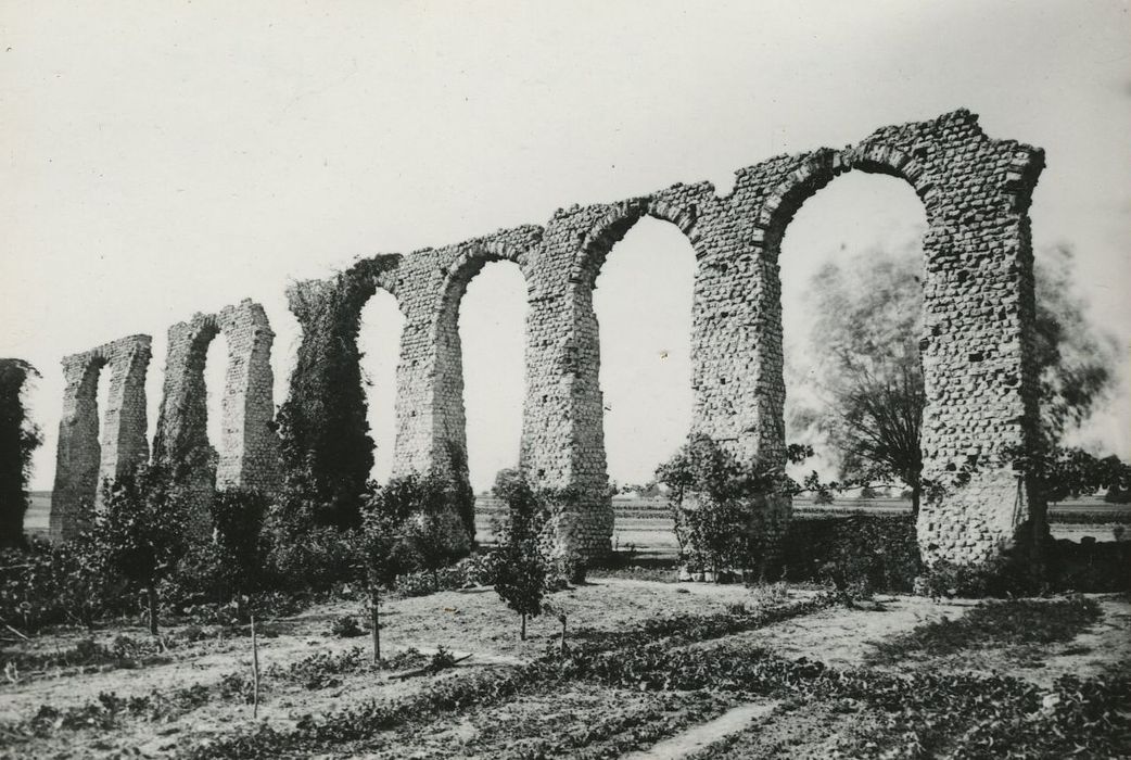 Vestiges de l'aqueduc romain depuis l’Est, vue générale