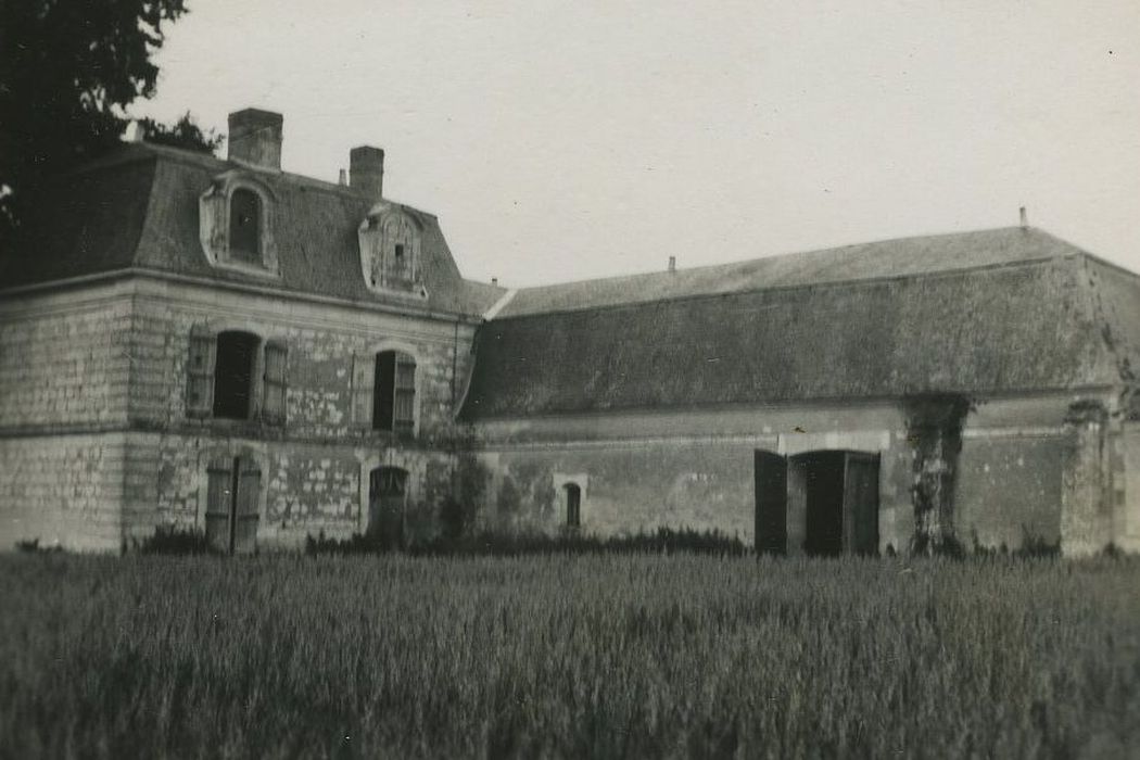 Château d'Argenson : Pavillon nord-ouest et écuries, vue générale