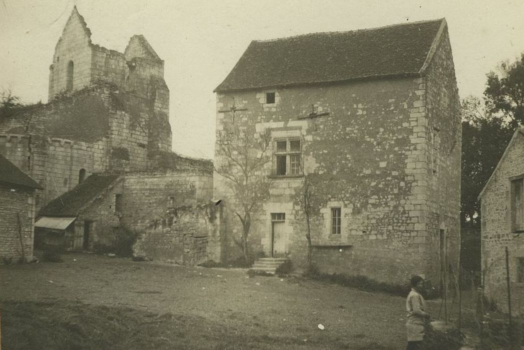 Vestiges du prieuré et église de Ponçay : Ensemble est, vue générale