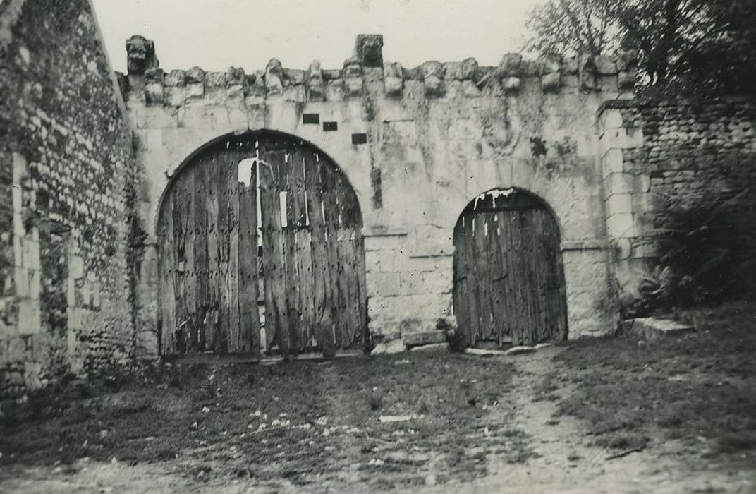 Vestiges du château de Mondon : Portes d’accès, vue générale