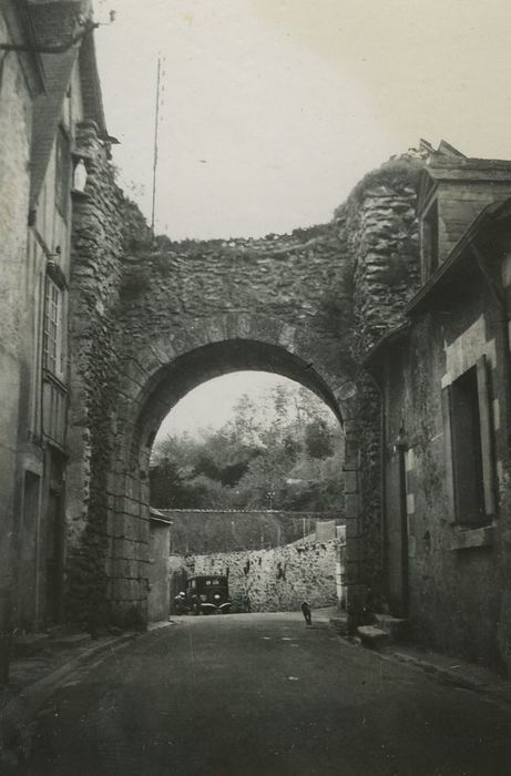 Site castral de Montbazon : Porte de l’enceinte, élévation nord, vue générale