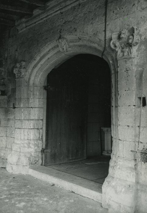 Eglise Saint-Pierre de Nazelles : Portail sud, vue générale