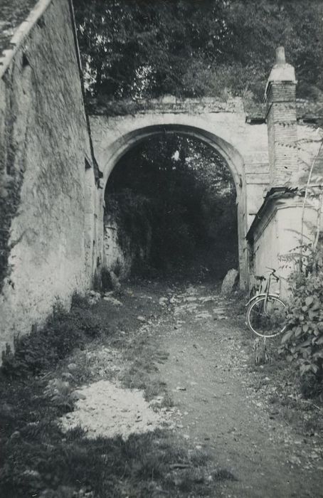 Château de Nazelles : Porche d’accès nord, vue générale