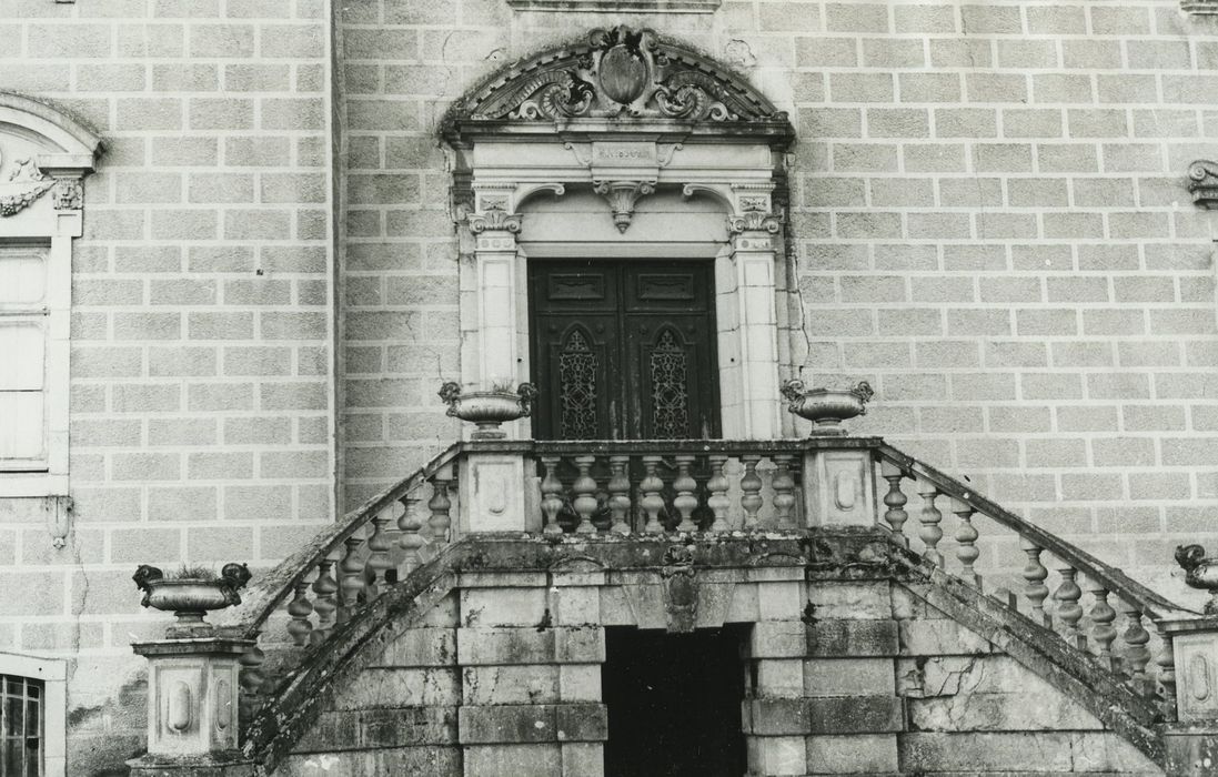 Château : Façade est, détail du perron d’accès au logis