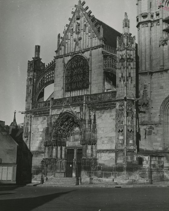 Eglise Saint-Martin (ancienne collégiale) : Façade occidentale, vue générale