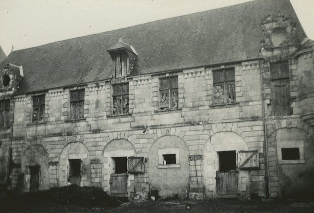 Château du Pressoir : Aile est, façade ouest, vue générale