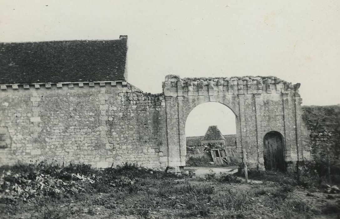 Château du Pressoir : Porte d’accès est à l’avant-cour, vue générale