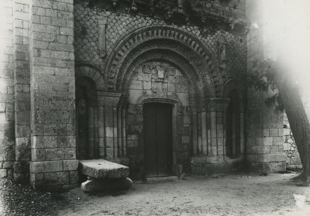 Eglise Saint-Pierre : Portail occidental, vue générale