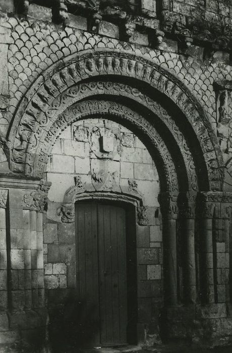 Eglise Saint-Pierre : Portail occidental, vue générale