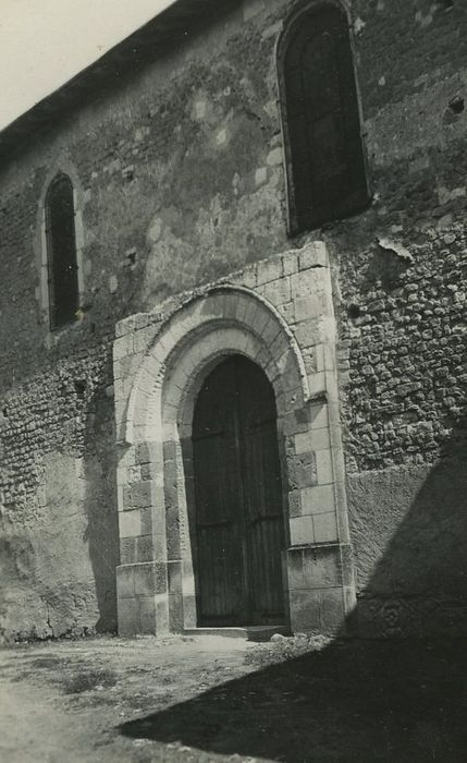 Eglise Saint-Pierre : Portail latéral sud, vue générale