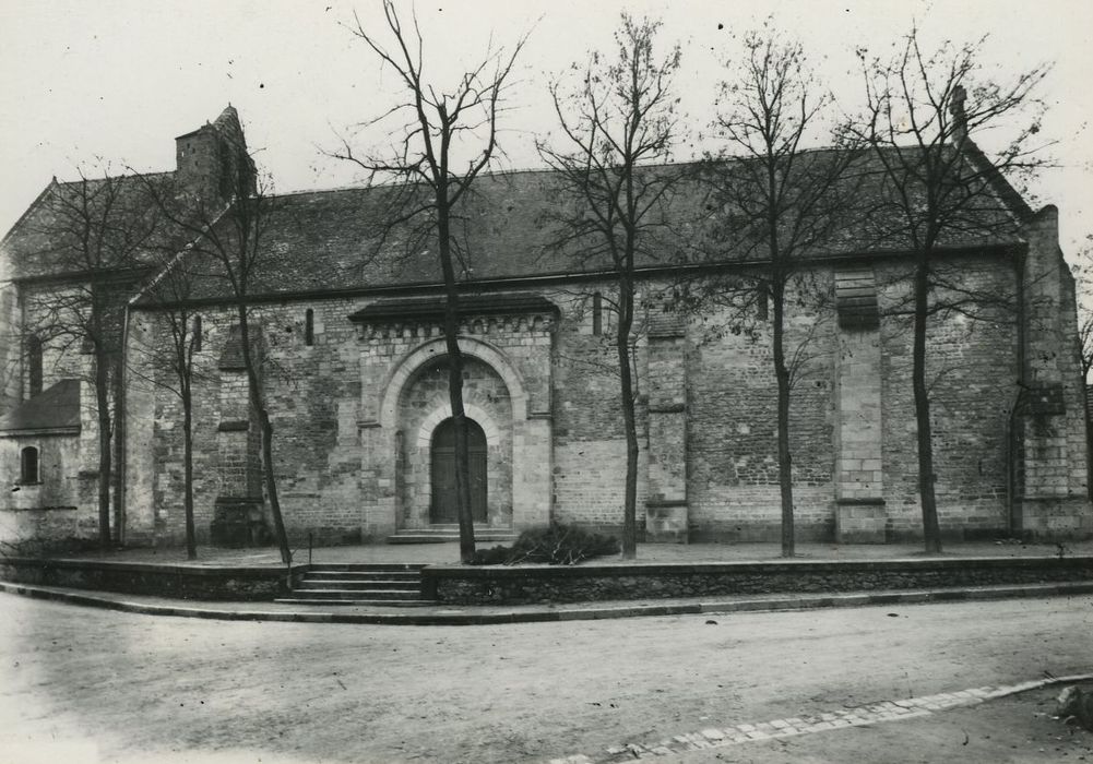 Eglise de la Sainte-Trinité : Façade latérale sud, vue générale