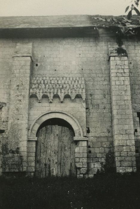 Ancien prieuré Notre-Dame de Relay : Chapelle, portail latéral nord, vue générale