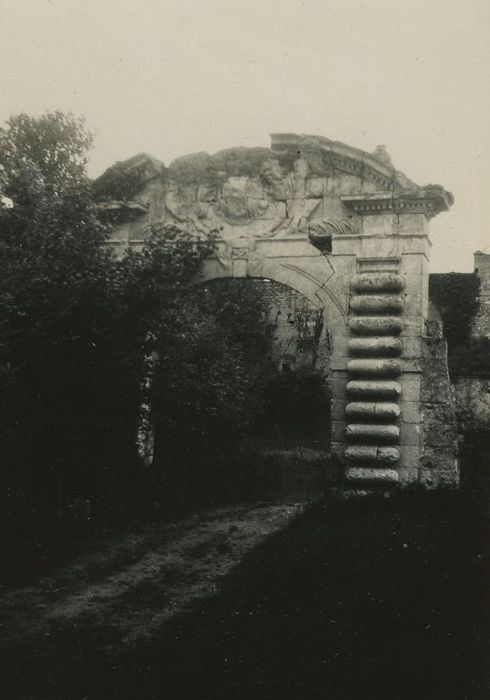 Ancien prieuré Notre-Dame de Relay : Portail d’accès nord, vue générale