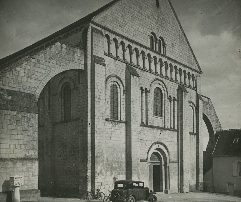 Eglise abbatiale bénédictine Saint-Pierre : Façade occidentale, vue générale