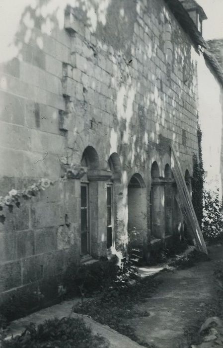 Eglise abbatiale bénédictine Saint-Pierre : Aile orientale du cloître de l’abbaye, vue générale