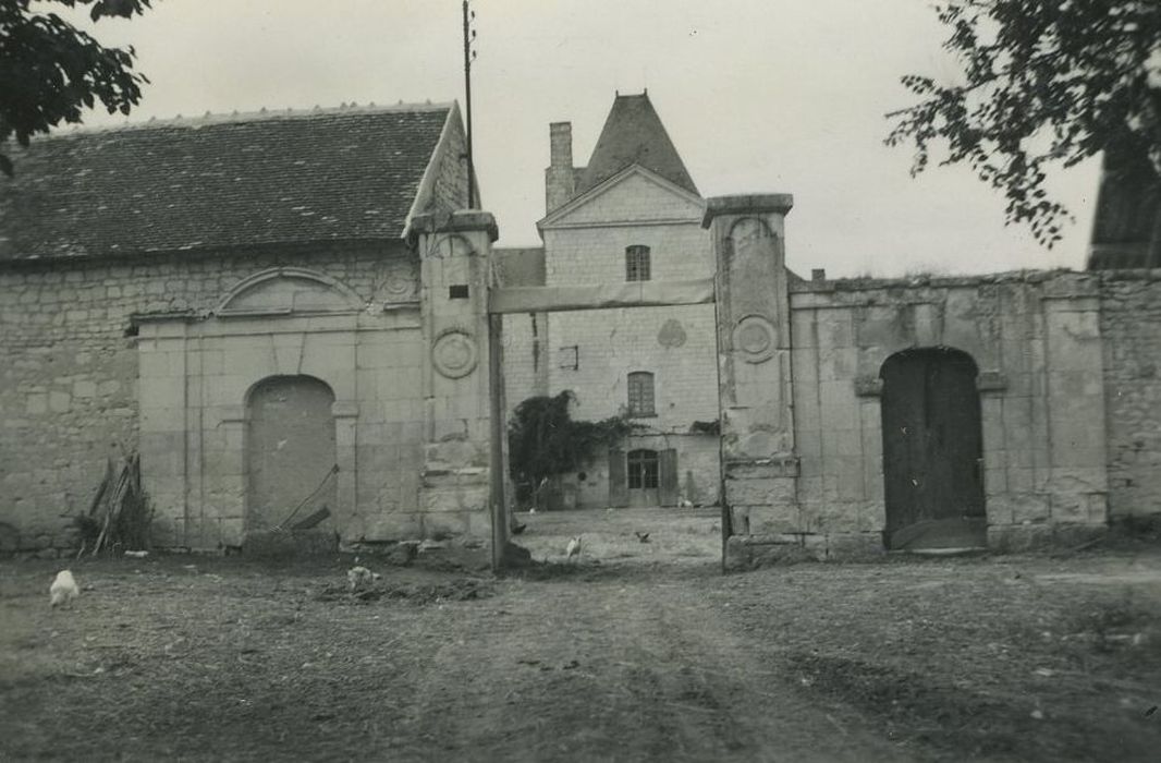 Château de Chargé : Porte d’accès est, vue générale