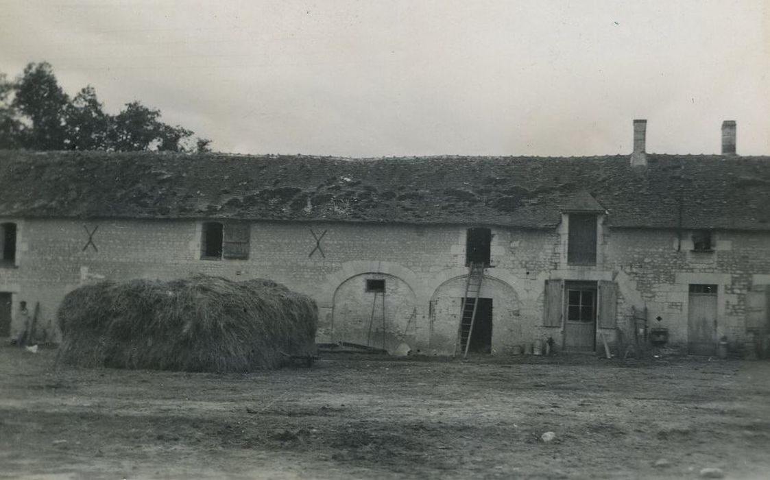 Château de Chargé : Communs, façade nord, vue partielle