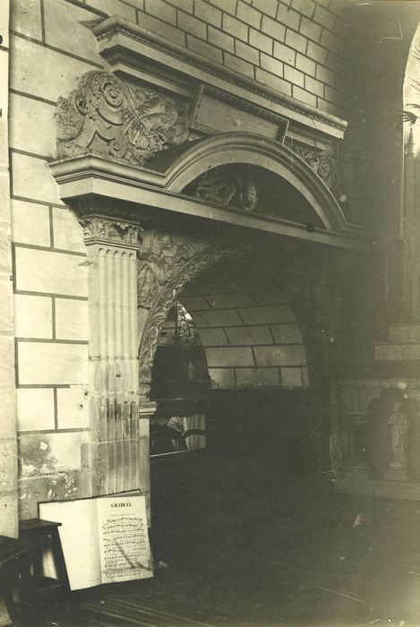 Eglise Saint-Etienne : Enfeu (fragments), vue générale