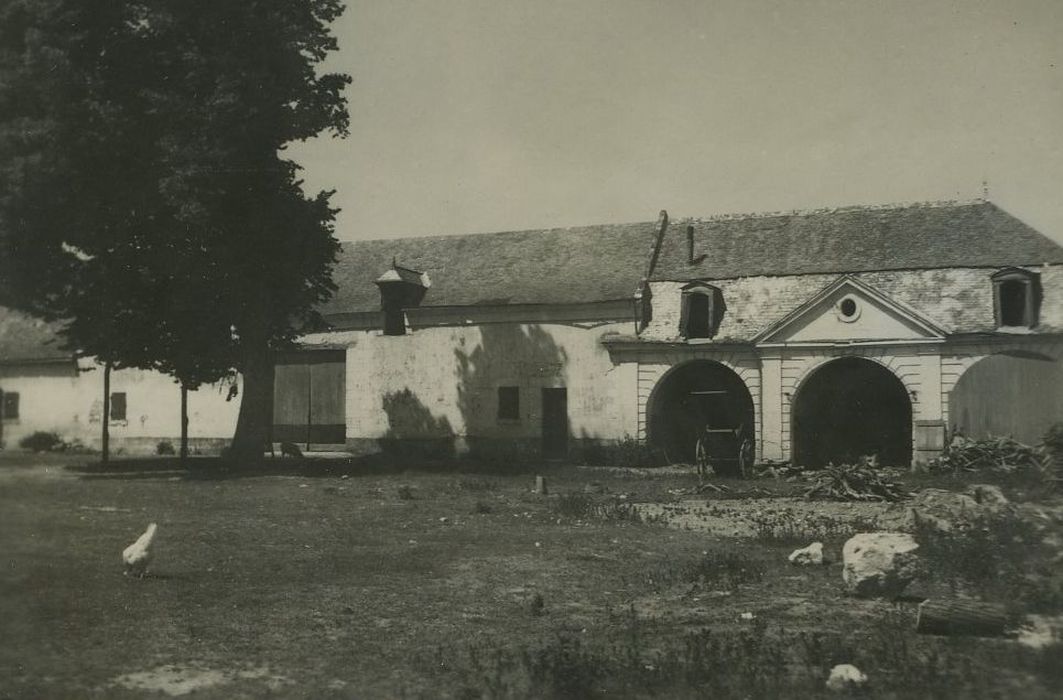 Manoir de la Plâterie : Communs, façade sud, vue générale