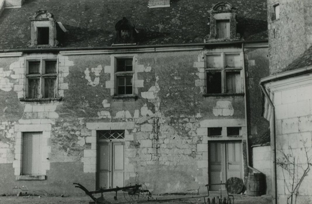 Manoir de Brûlon : Façade sud, vue partielle