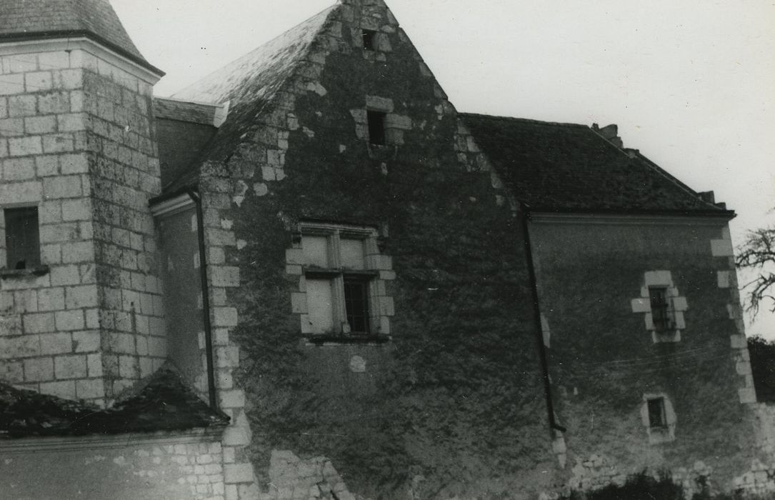 Manoir de Brûlon : Façade est, vue partielle