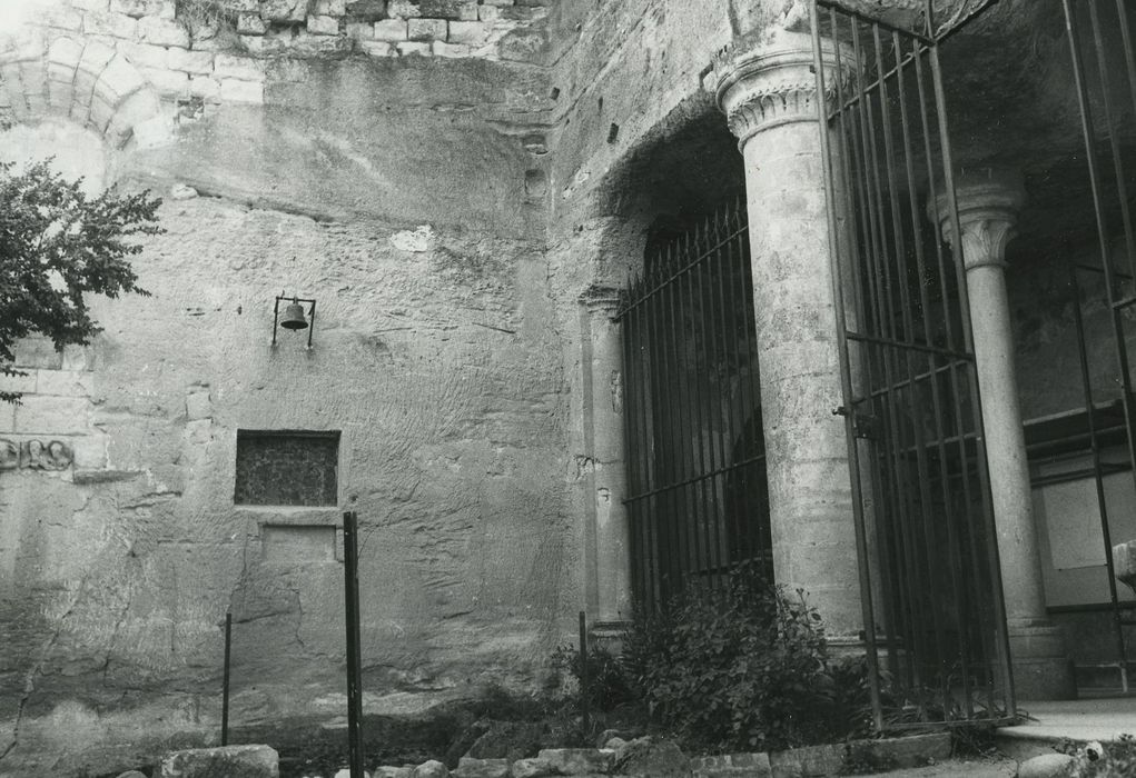 Chapelle Sainte-Radegonde : Mur ouest de la partie anciennement construite, vue partielle